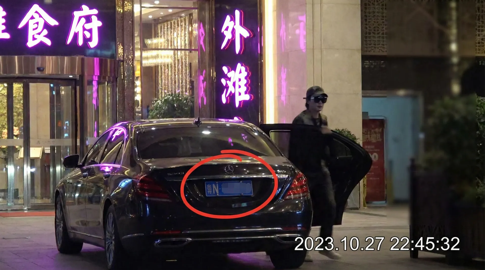 60彩娱乐app - 豪车餐厅外偷拍